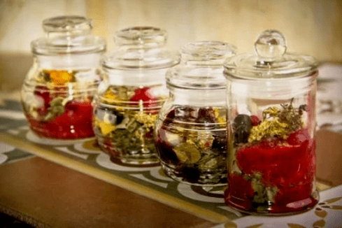 Infusiones de hierbas y tés es uno de los medios de medicina tradicional en patologías articulares